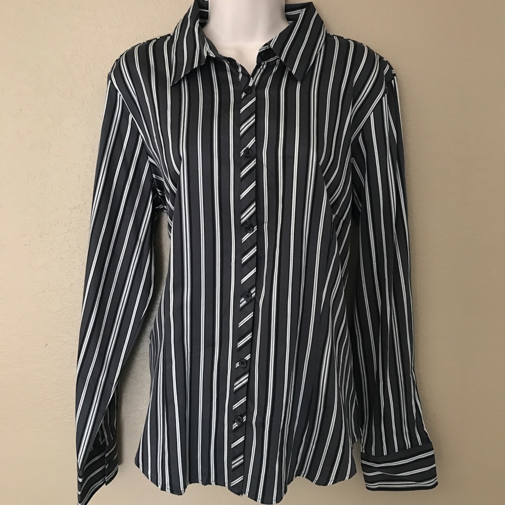 Van Heusen Button Down Long Sleeve Blouse in Large